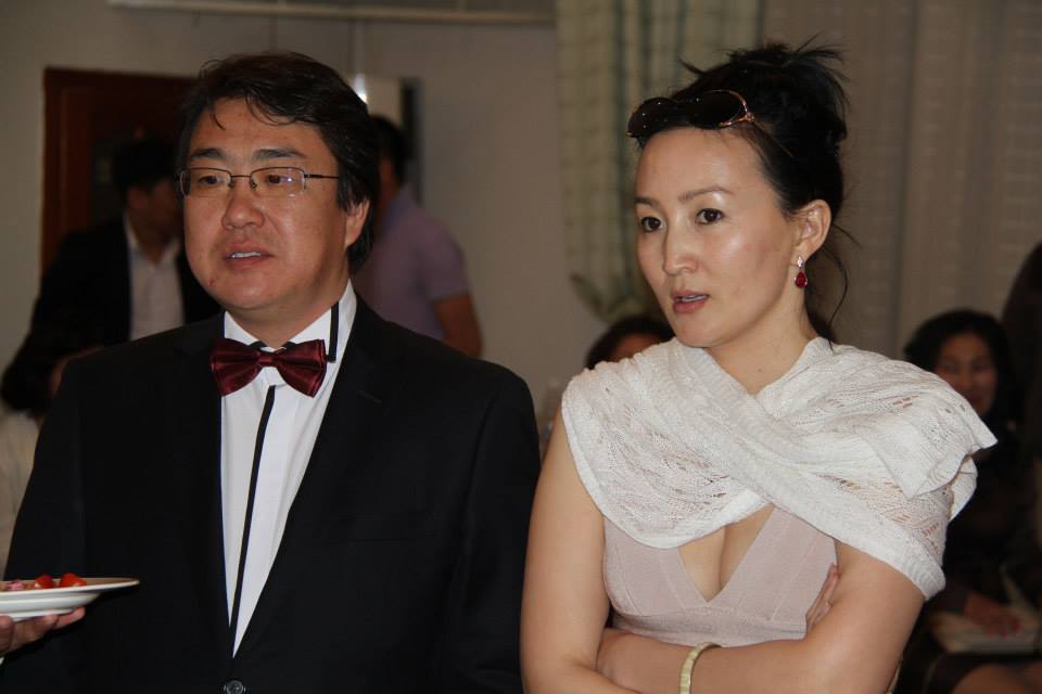 Өнгөц харснаас л Дооёо эхнэрээ тоглуулжээ гэх шүүмж гарсан